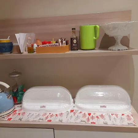 Meuble' 21 Di Anna Ρέτζιο Εμίλια